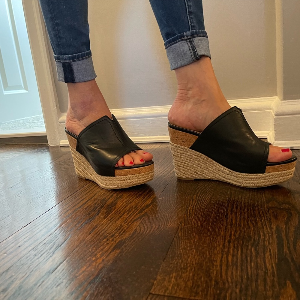 Adrienne Vittadini black wedge platform sandal